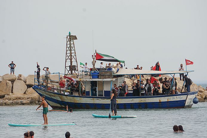 Ein Schiff der "Global Sumud Flotilla" liegt im Hafen von Sidi Bou Said