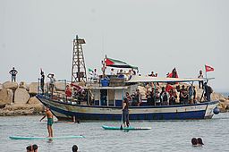 Ein Schiff der "Global Sumud Flotilla" liegt im Hafen von Sidi Bou Said
