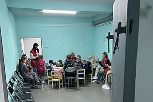 Kinder mit ihren Betreuerinnen im Bombenkeller, Krywyj Rih, Ukraine, April 2026