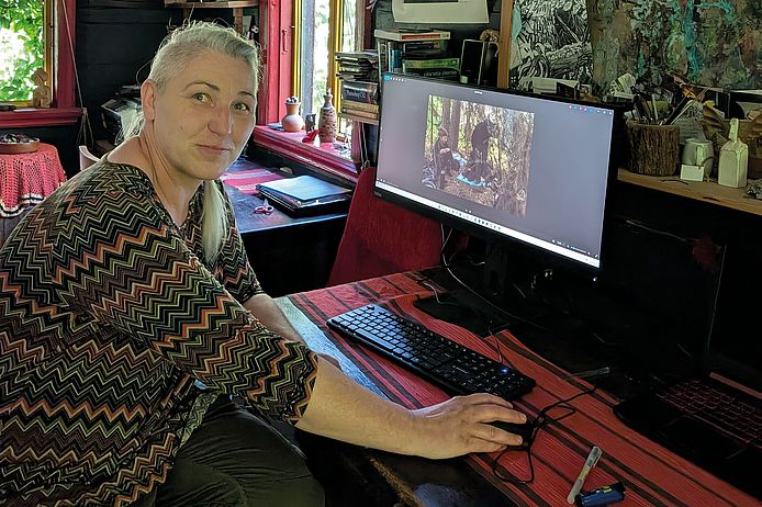 Małgorzata Klemens von der Grupa Granica an ihrem Computer.