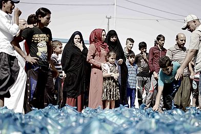 Verteilung von Hilfsgütern an Binnenflüchtlinge im Nordirak