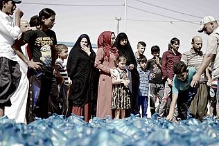 Verteilung von Hilfsgütern an Binnenflüchtlinge im Nordirak