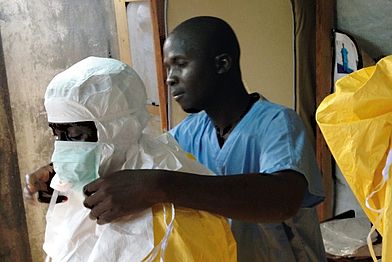 Ebola in Sierra Leone: Mit ANzügen schützen sich die Helfer gegen den Virus.