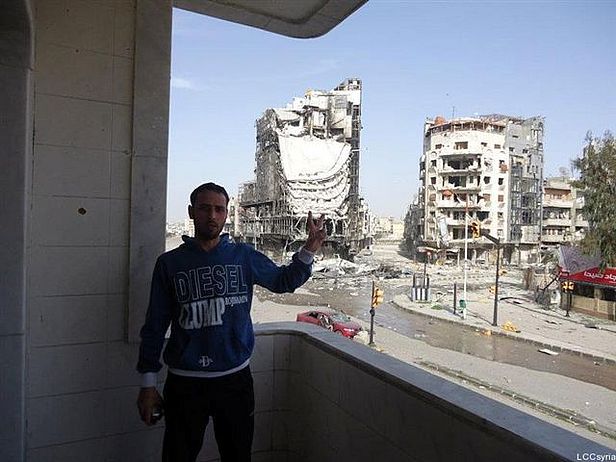 Homs: Aktivist Abo Moath vor den Resten der Muhathab-Rajjoob-Mall (10.4.2012)