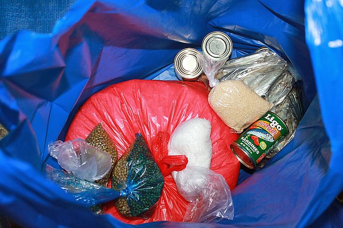 Nothilfepaket für eine Familie: Reis, Bohnen, Salz, Zucker, Konserven und getrockneter Fisch. (Foto:SOS)
