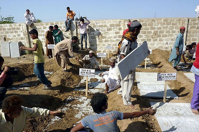 „Industrial 9/11“: Beerdigung der letzten Opfer des großen Brandes vom 11.09.2012 in den Textilfabriken. Foto: medico