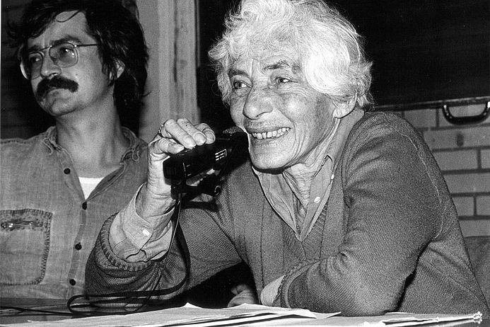 Die Psychoanalytikerin und Antifaschistin Marie Langer, die in Nicaragua beim Aufbau einer sozialpsychiatrischen Versorgungsstruktur half. (Foto: medico) Marie Langer an einem Tisch