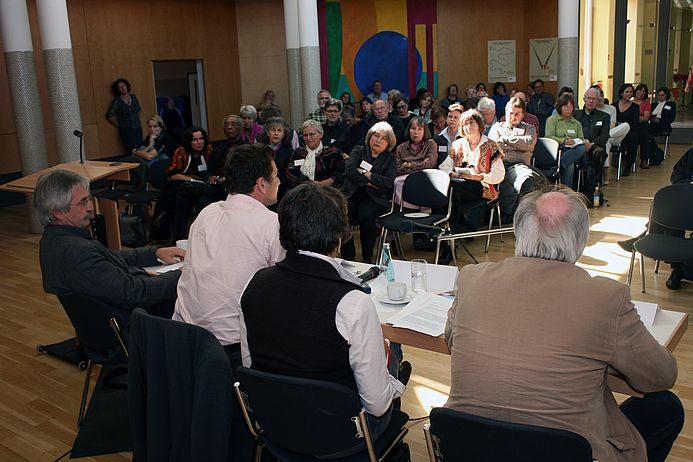 Podiumsdiskussion: Hilfe zwischen Emanzipation und Intervention in kriegerischen Zeiten