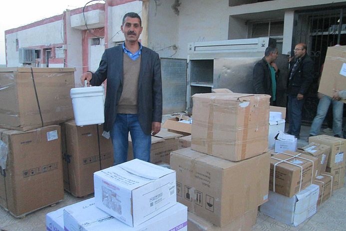 Dr. Ahmed Hikmet nimmt die Blutbank entgegen.