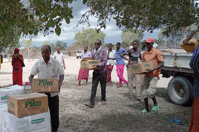 Verteilung von Hilfsgütern durch medico-Partner KAPLET im Osten Kenias.
