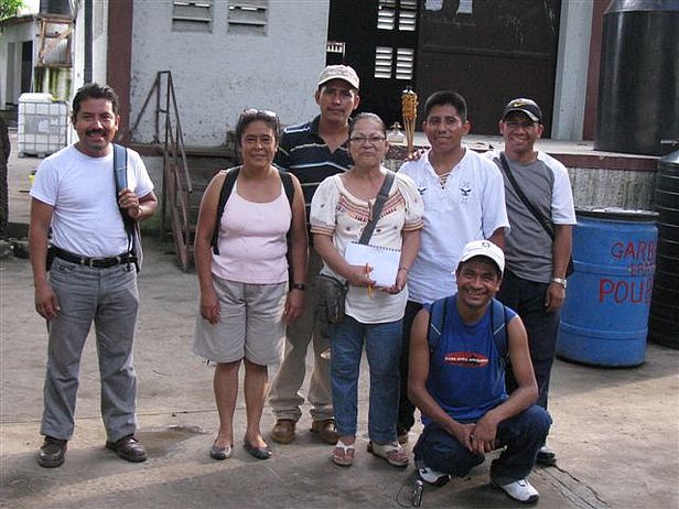 Die guatemaltekischen Dentalpromotoren in der Mitte Elizabeth Ibarra, die diese Arbeit seit Jahren über den medico-Partnern ACCSS anleitet und für Aus- und Weiterbildung der Kollegen sorgt.