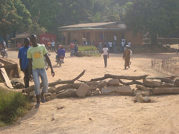 Straßenblockade aufgebrachter Jugendlicher