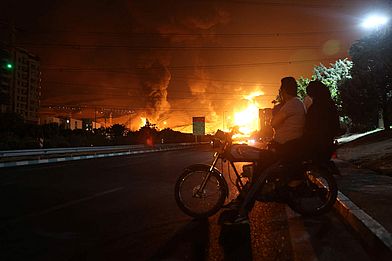 Feuer nach israelischem Angriff auf ein Öl-Depot in Teheran.