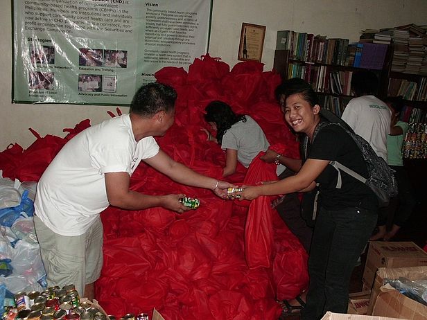 Packen der Nahrungsmittelhilfe