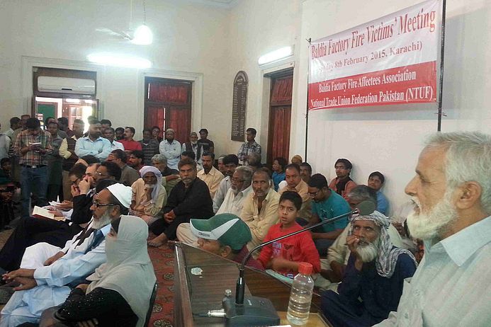 Bei einer Versammlung im Februar 2015 wurde der Abbruch der Verhandlungen und die Klage gegen KiK beschlossen. Vorn im Bild Muhammad Jabbir.