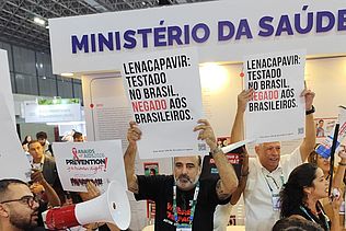 Protest von Aktivist:innen vor dem Stand des brasilianischen Gesundheitsministeriums. AIDS-Konferenz Rio de Janeiro, Brasilien 2026 (Foto: Outra Saude)