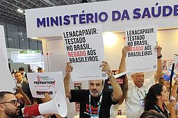 Protest von Aktivist:innen vor dem Stand des brasilianischen Gesundheitsministeriums. AIDS-Konferenz Rio de Janeiro, Brasilien 2026 (Foto: Outra Saude)