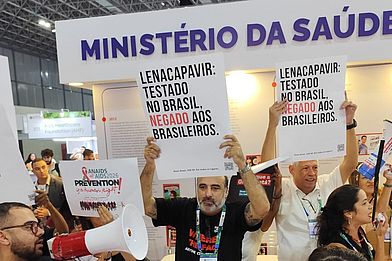 Protest von Aktivist:innen vor dem Stand des brasilianischen Gesundheitsministeriums. AIDS-Konferenz Rio de Janeiro, Brasilien 2026 (Foto: Outra Saude)