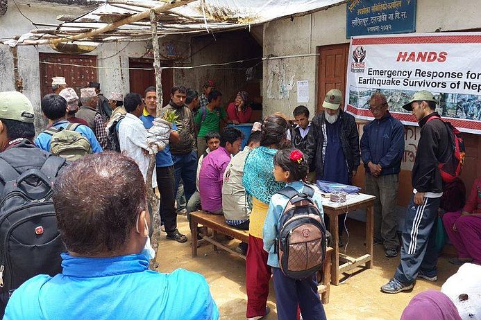 Menschen warten auf die Verteilung von Hilfsgütern durch HANDS.