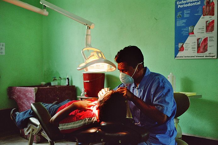 Zahnbehandlung in der Dentalstation.