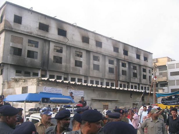 Polizei behindert Proteste vor der abgebrannten KiK-Fabrik