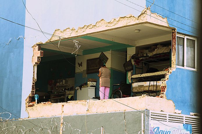 Zerstörte Fassade mit Blick in private Räumlichkeiten. Caracas, Venezuela, Juli 2026