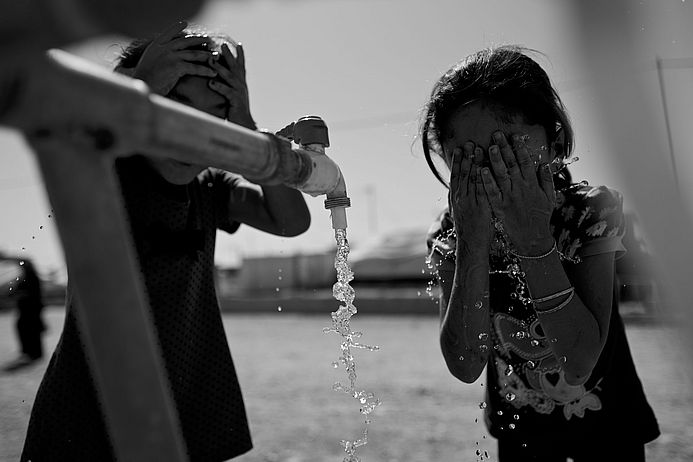 1,6 Millionen Irakerinnen und Iraker haben in den kurdischen Gebieten Zuflucht gesucht und – trotz aller Not – Schutz gefunden. (Foto: Mark Mühlhaus/attenzione photographers)