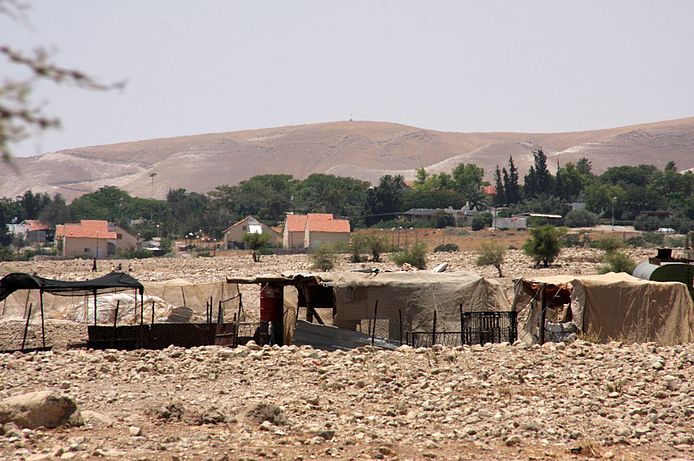 Im Jordantal. Im Vordergrund ein palästinensicher Weiler, im Hintergrund eine jüdische Siedlung. (Foto: Anne Paq)