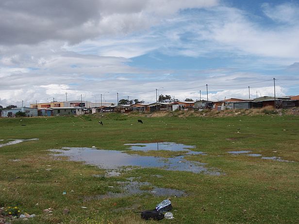 Kein beliebtes Foto-Motiv: Fussballplatz im Township