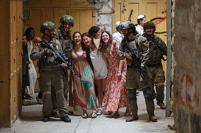 Israelische Soldaten und Siedlerinnen in der Altstadt von Hebron. Hebron (Al-Khalil), Palästina 02.05.2026