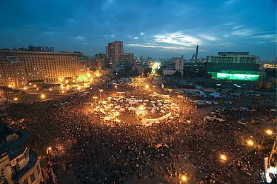 Der Tahrir-Platz in Kairo bei Nacht