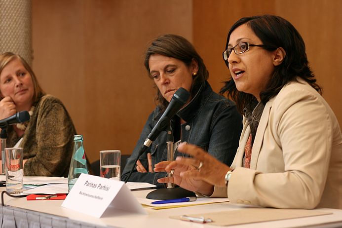 Bettina Gaus, Katja Maurer und Parinas Parhisi diskutieren: Die Verdammten dieser Erde sichtbar machen