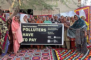 Bäuerinnen in Pakistan protestieren gegen Klimakrisenverursacher.