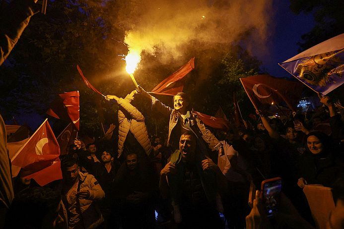 Jubelnde Anhänger:innen feiern den Wahlsieg des Autokraten Erdoğan