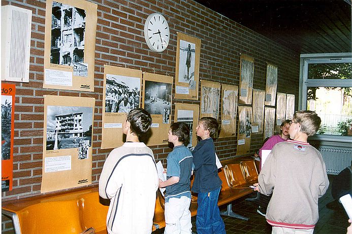 Aufklärungsarbeit in Schulen. (Foto: medico) Schüler vor Infotafel