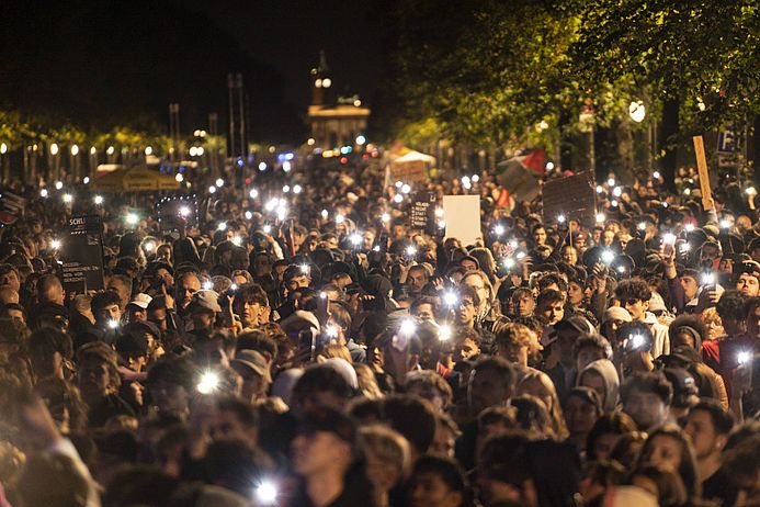 Hunderttausend Menschen protestieren am Großen Stern in Berlin gegen den Genozid in Gaza.