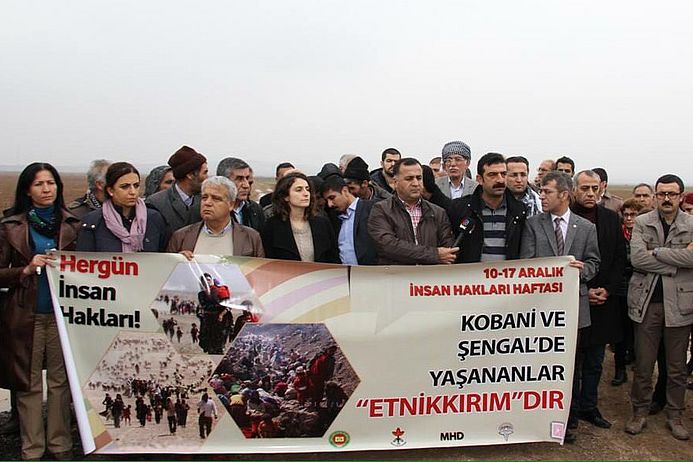 Das Bild zeigt eine Protestveranstaltung von Menschenrechtlern der Gruppe MHD in der Türkei
