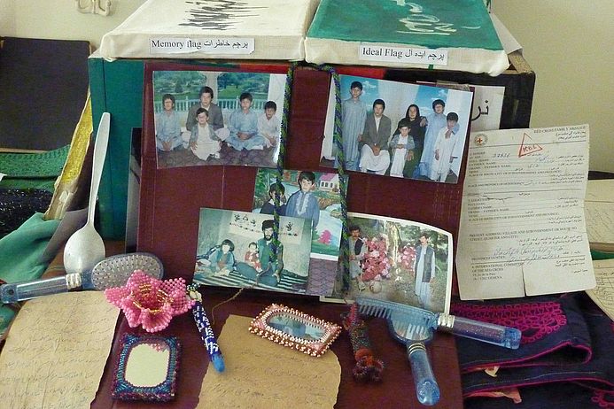 Hinterbliebene in  Afghanistan denken zurück an Menschen, die sie im Krieg verloren haben. Im medico-Haus werden ihre Erinnerungsstücke ausgestellt. Ergänzt werden die „Memory Boxes“ um Exponate aus der „Bibliothek der Generationen“, einem künstlerischen Erinnerungsprojekt im Historischen Museum Frankfurt.