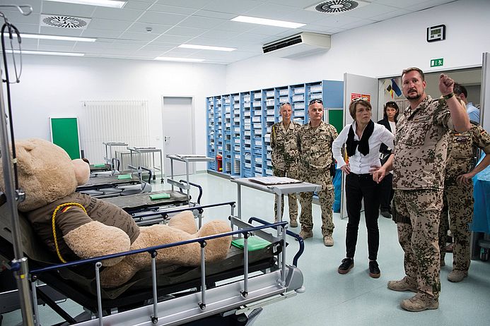 Ein Teddy liegt im Bett des Bundeswehr-Feldlagers in Masar-i-Scharif.