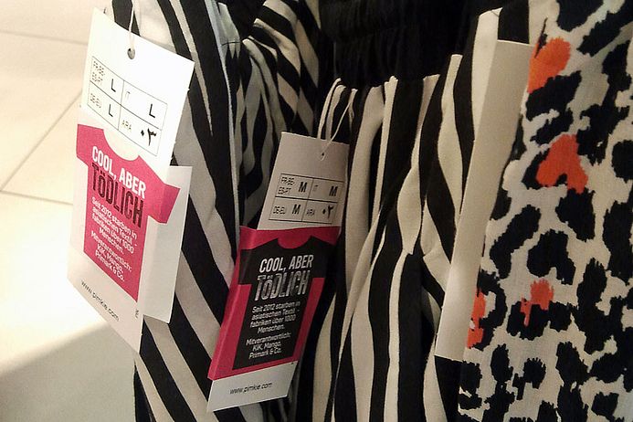 "Cool, aber tödlich"-Aufkleber: In einzelnen Klamottenläden zeigten die Preisschilder an diesem Tag den echten Preis der Kleidungsstücke an.