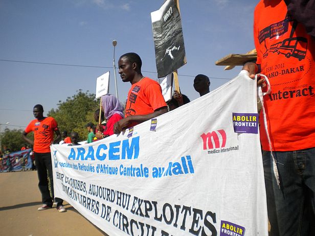 Trauermarsch in Gedenken an die Toten der Festung Europa durch Nioro, nahe der Grenze zu Mauretanien