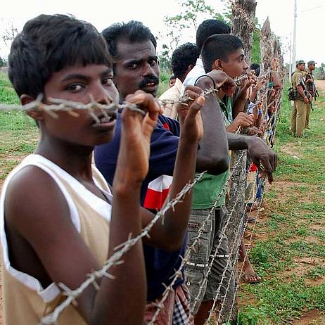 Zivilisten hinter Stacheldraht im "Flüchtlingslager" Manikfam