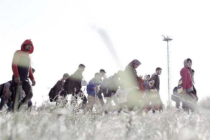 Das Bild zeigt Migrantinnen und Migranten auf der Balkanroute.