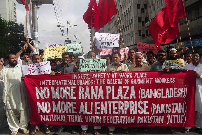 Demonstration der Gewerkschaft NTUF in Karachi. Sie erinnern auch an die Opfer des Rana Plaza-Einsturzes in Bangladesh, bei dem 2013 über tausend Menschen starben.