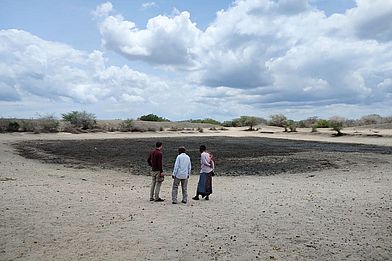 Vertretern der medico-Partnerorganisation SODECA im somalisch-kenianischen Grenzgebiet an einem ausgetrockneten See