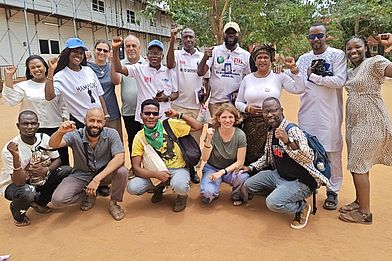 Gruppenfoto mit medico-Partnerorganisationen auf dem Weltsozialforum in Benin, 2026