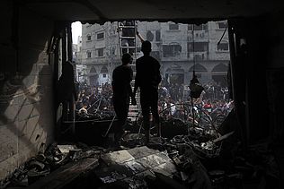 Suche nach Überlebenden nach einem israelischen Angriff auf Khan Younis