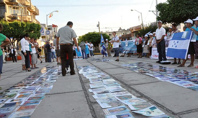 Die neuen „Verschwundenen“ der Globalisierung: In Mexiko werden zentralamerikanische Migranten Opfer eines barbarischen Menschenhandels. Protestaktion von M3. Foto: Klaus Ehringfeld