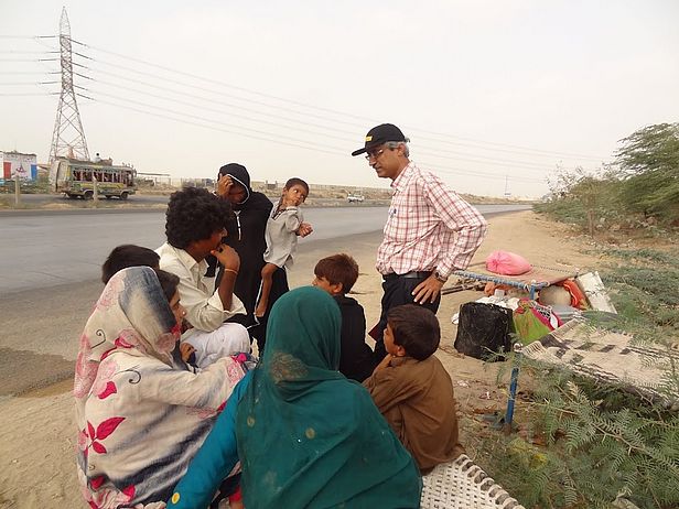 Shujauddin Qureshi vom medico-Partner PILER sucht mit den Flutüberlebenden nach Lösungen dem Elend zu entkommen.
