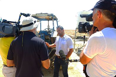 Interview in Susya: medico-Repräsentant Riad Othman im Gespräch mit ARD-Korrespondent Richard C. Schneider. (Foto: medico)